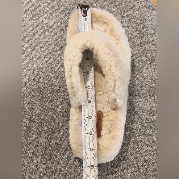 Olukai Kīpe'a Heu Women’s Fuzzy Slipper Sandals in cream - Picture 9 of 11